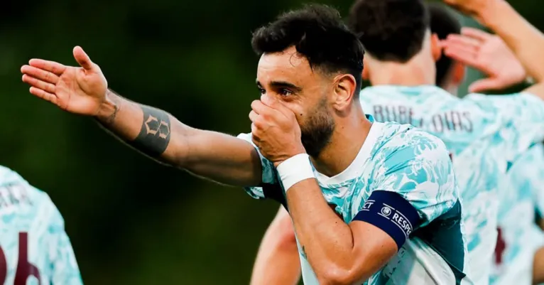 Bruno Fernandes comemora o golaço que ajudou Portugal a derrotar o Chile por 2 a 1 em amistoso quente antes da Copa do Mundo.