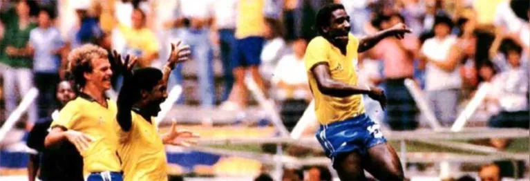 Josimar pula para festejar seu gol em jogo contra a Irlanda do Norte