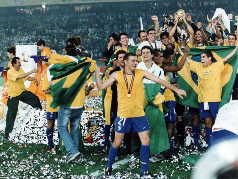 Brasil supera críticas, encanta o mundo e conquista o penta em 2002