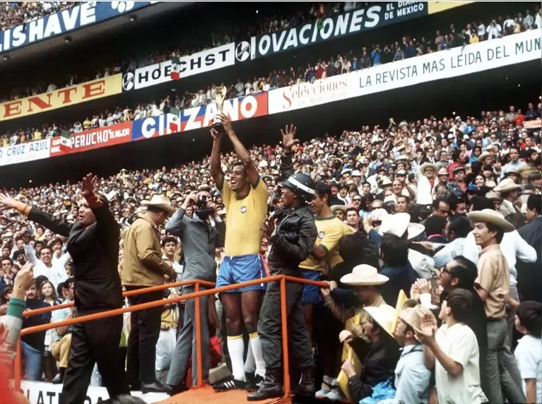 Em 1970, Carlos Alberto Torres levantava o tri