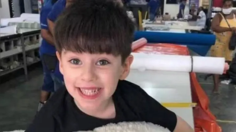 Henry Borel morreu em 8 de março de 2021, aos 4 anos, no Rio de Janeiro. Embora a mãe e o padrasto, Jairinho, tenham alegado um acidente doméstico, a perícia concluiu que a criança foi vítima de agressões que provocaram hemorragia interna.