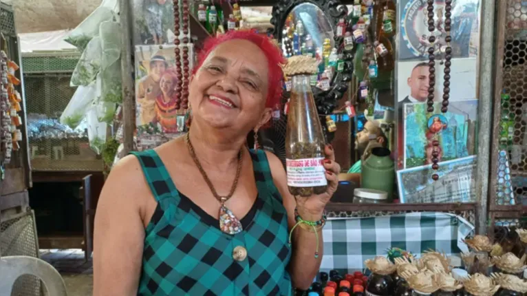 Em meio às simpatias juninas, as vendedoras de ervas do Ver-o-Peso, como Beth Cheirosinha, mantêm viva a força dos banhos de cheiro no Dia de São João.