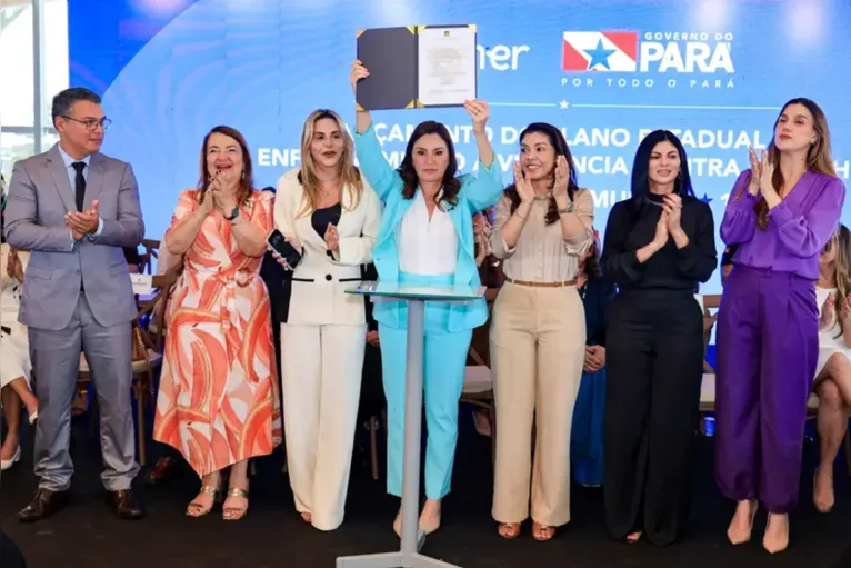 A governadora Hana Ghassan durante o lançamento da plataforma "SOS Mulher-190", nova ferramenta integrada ao sistema de emergência que promete agilizar o atendimento a mulheres vítimas de violência no Pará.