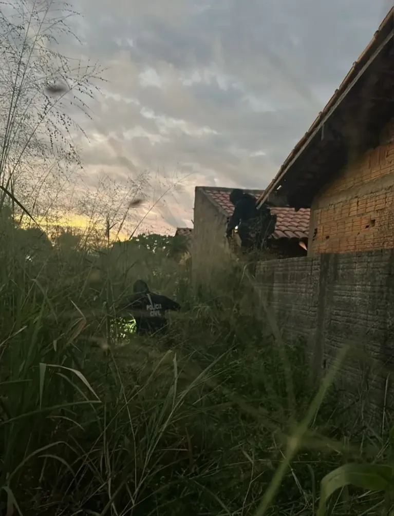 Policiais percorreram matagal durante diligências realizadas no âmbito da operação que investiga um homicídio e uma tentativa de homicídio ocorridos em Marabá.