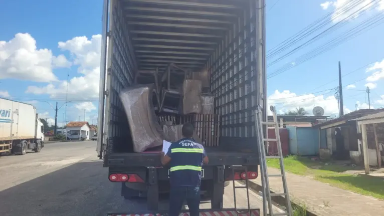 Carga de móveis e mobiliários avaliada em mais de R$ 905 mil foi retida pela fiscalização da Sefa em Cachoeira do Piriá.