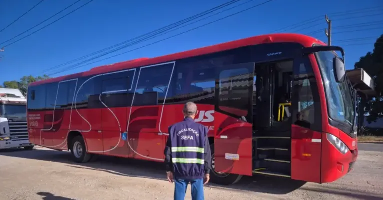 Ônibus novo avaliado em R$ 520 mil foi retido por fiscais da Sefa no sudeste do Pará.