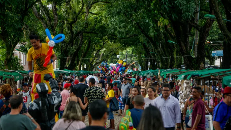 Espaço de convivência, feiras culturais e encontros ao ar livre no coração da cidade.
