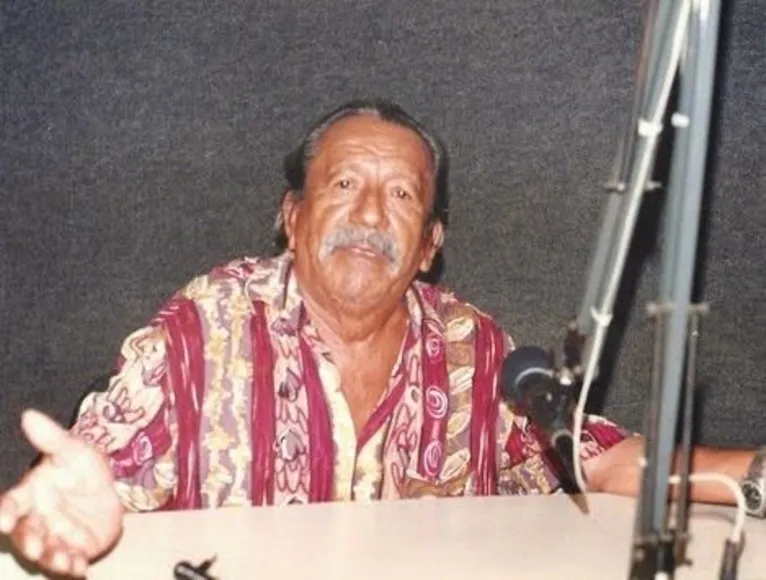 Almir Silva escreveu seu nome na história do rádio apresentando o “O Alô, Alô Interior” que foi um dos programas de muita audiência da Rádio Guajará, depois também na Marajoara.