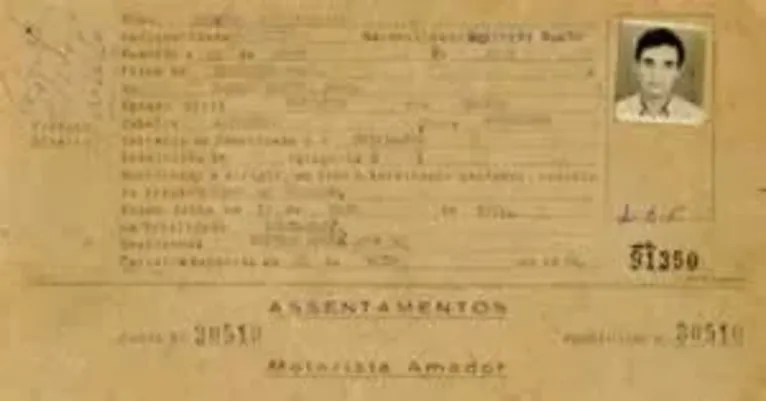 Roberto Carlos compareceu à então Delegacia Estadual de Trânsito em 12 de maio de 1964 para realizar os exames exigidos para obter a carteira de motorista.
