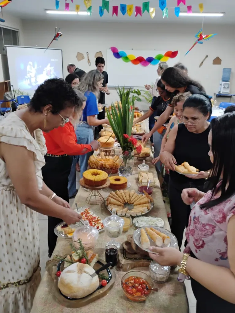 Coquetel regional encerrou a cerimônia de inauguração da Biblioteca Salomão Habib na Escola Estadual Dr. Aldebaro Klautau, reunindo convidados, estudantes e autoridades em um momento de confraternização marcado pela valorização da cultura amazônica e da produção alimentar sustentável.