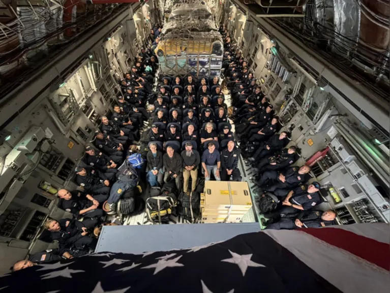 Estados Unidos ampliam ajuda humanitária à Venezuela com envio de recursos, equipes de resgate, aeronaves e navios para apoiar as vítimas dos terremotos.