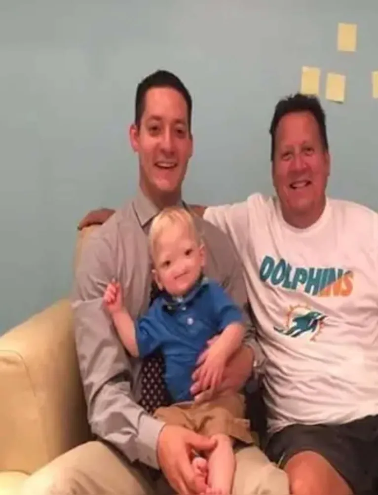Pais de Eli Thompson transformaram amor e acolhimento em exemplo de inclusão ao enfrentar uma das condições genéticas mais raras do mundo ao lado do filho.