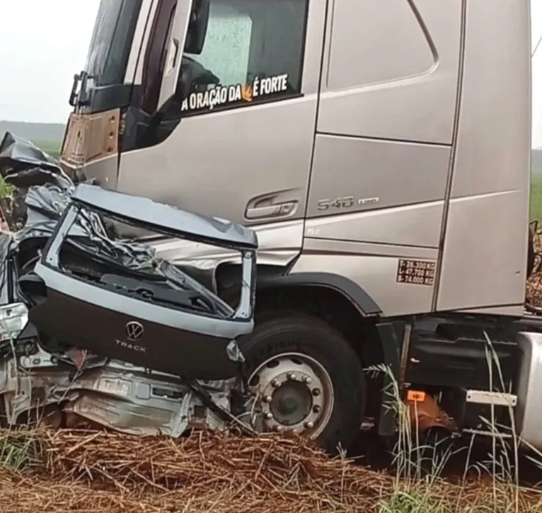 Com a força da colisão, a carreta saiu da pista e parou às margens da rodovia.