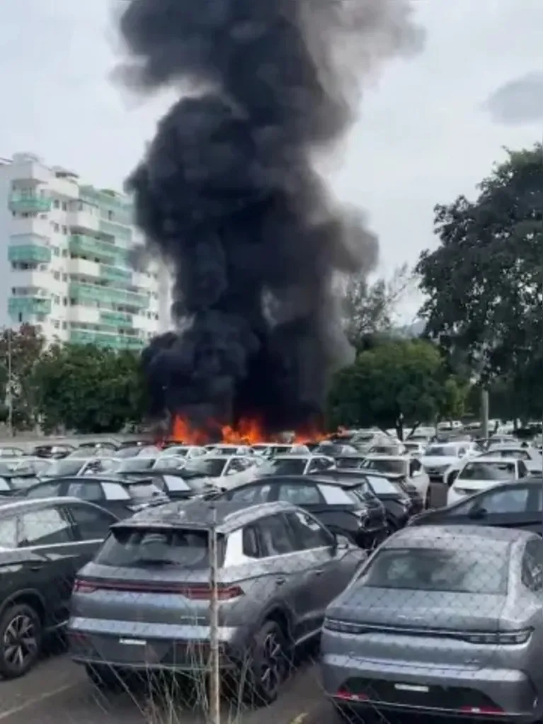 O acidente ocorreu por volta das 9h e provocou um incêndio de grandes proporções
