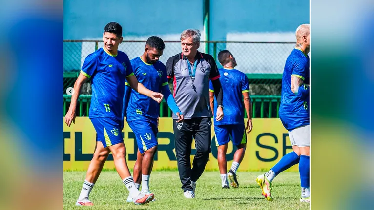 O técnico Luiz Carlos Winck orienta o elenco do Águia de Marabá durante o último treino tático antes da viagem para o Amapá.