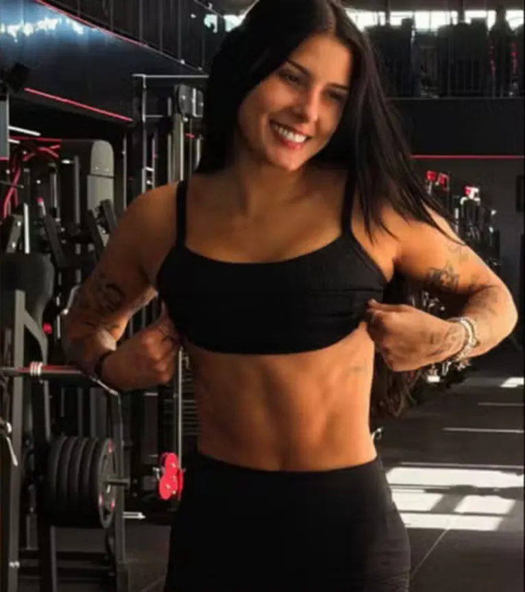 Ana Castela exibiu o abdômen trincado no treino.