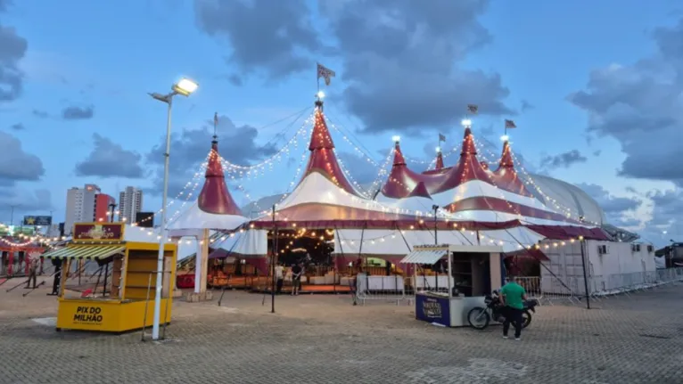 Imagem do Circo do Tirulipa, que está instalado na área externa da Arena das Dunas, antes do incêndio da madrugada desta segunda-feira (11).