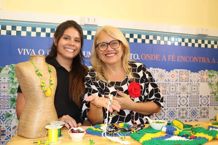 Helena ensina a produção de biojoias a partir de materiais sustentáveis