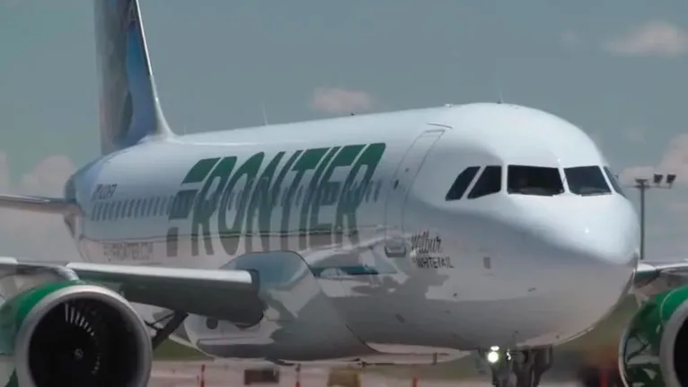 Ao todo, doze pessoas sofreram ferimentos leves durante a desocupação da aeronave.