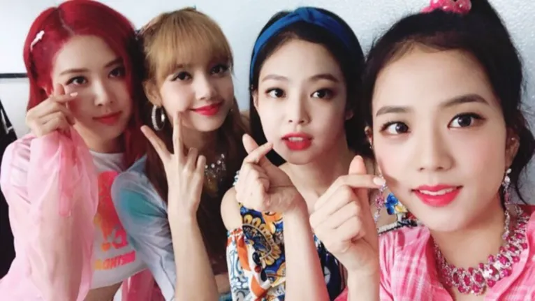 Rosé, Lisa, Jennie e Jisoo, integrantes do grupo de k-pop Blackpink, eternizaram o famoso "coração de dedo", gesto que nasceu na Coreia do Sul.