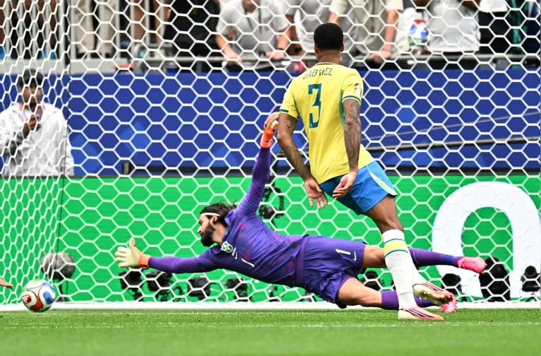 Bola do Japão foi no cantinho de Alisson