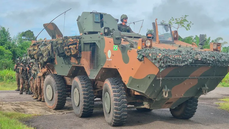 Comando inspeciona viaturas e armamentos durante apronto operacional antes do deslocamento.