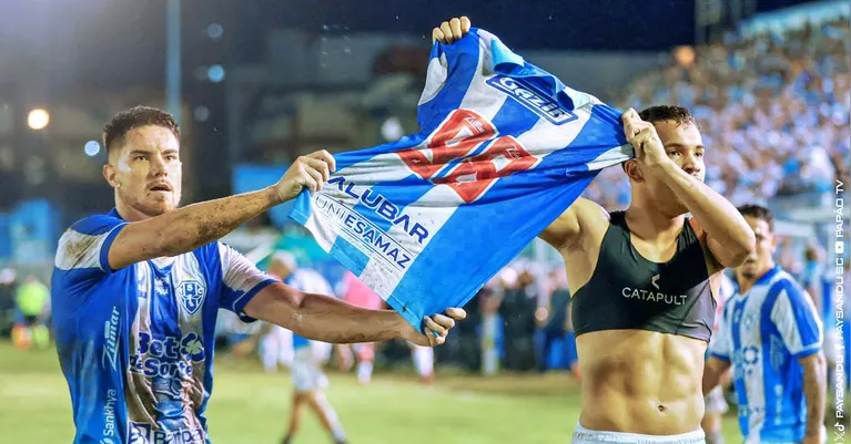 Caio Mello comemorando gol com Juninho