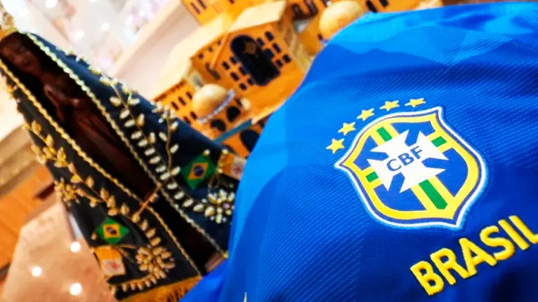 Sabendo que a Padroeira do Brasil usava um manto azul, Paulo Machado decretou que a equipe jogaria com aquela cor na Copa de 1958