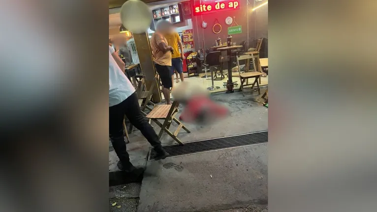 Um policial que estava fora de serviço e lanchava no local  e reagiu à agressão armada, conseguindo neutralizar o suspeito antes que ele deixasse a cena do crime.