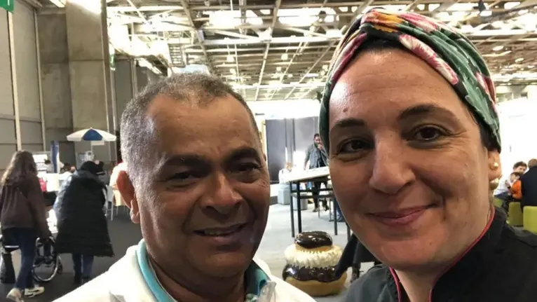 João Evangeslista, popular ″Rogério″ na comunidade, ao lado da chocolatier Marina.