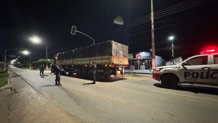 Inicialmente, o motorista, informou aos agentes que viajava de Belém para Araguaína (TO) e alegou que o caminhão estava vazio.