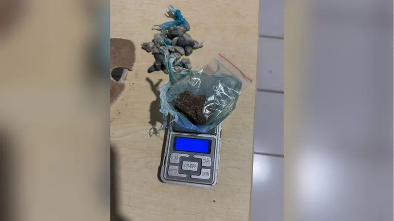 Por volta das 23h, a guarnição da viatura 0429 realizava rondas quando foi alertada sobre o suposto ponto de venda de entorpecentes na Rua Nova.