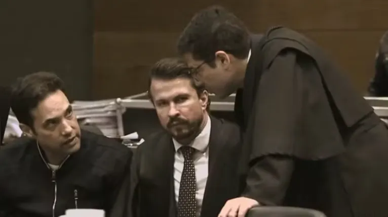 Jairo de Souza Santos Junior, o Jairinho, e seus advogados durante o julgamento.