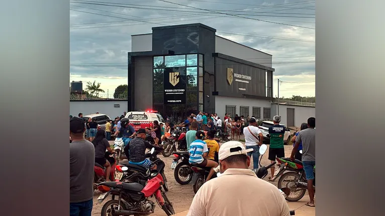 Aglomeração de pessoas nas imediações do local onde ocorreu o sinistro