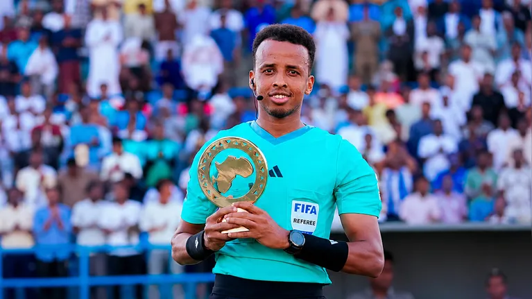 Árbitro somali é retirado da Copa após ser barrado pelo governo Trump.