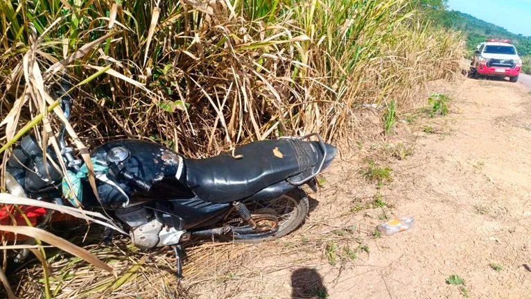 Motocicleta usada pela vítima foi encontrada perfeitamente estacionada no descanso às margens da rodovia PA-279, indicando parada voluntária.