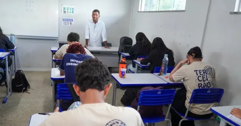 Escola bilíngue celebra um ano com inovações no ensino público