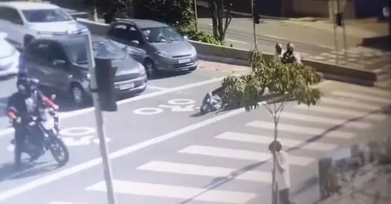 As câmeras de monitoramento registraram o policial sendo atacado pelos criminosos