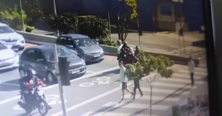 Imagens das câmeras de monitoramento registraram o atentado contra o irmão da Eloá
