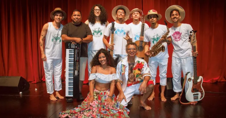 A montagem reúne música, teatro e dança para tratar de temas sociais atuais, como racismo, desigualdade, direitos humanos, juventude, identidade cultural e meio ambiente, incentivando a reflexão crítica por meio da arte.