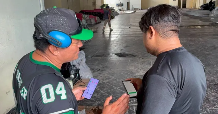 Morador recebe pagamento via Pix após entregar eletrodoméstico usado para reciclagem no Galpão da Estação Preço de Fábrica, na Condor.