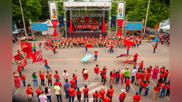 A partir das 16h, os grupos do Divino Espírito Santo e de Santo Reis realizam uma procissão pela Orla da cidade