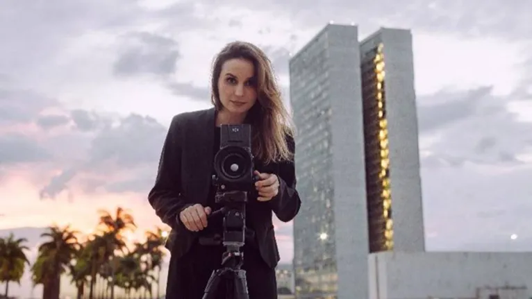 Democracia em Vertigem revisita momentos decisivos da política brasileira ao combinar memórias pessoais da diretora com acontecimentos que marcaram a história recente do país.