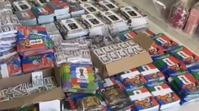 Operação da Polícia Civil apreendeu mais de 85 mil figurinhas e álbuns da Copa do Mundo suspeitos de irregularidades durante ação de combate à pirataria em São Paulo.