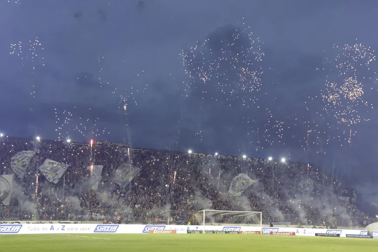 Festa da torcida remista durante jogo contra o Cruzeiro, no Baenão, pela Série A do Campeonato Brasileiro.