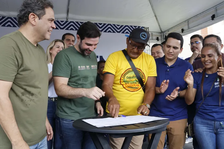 Presidente da comissão de moradores de Cotijuba, Moisés Alcântara Cardoso participa da assinatura da ordem de serviço para pavimentação da Ilha de Cotijuba