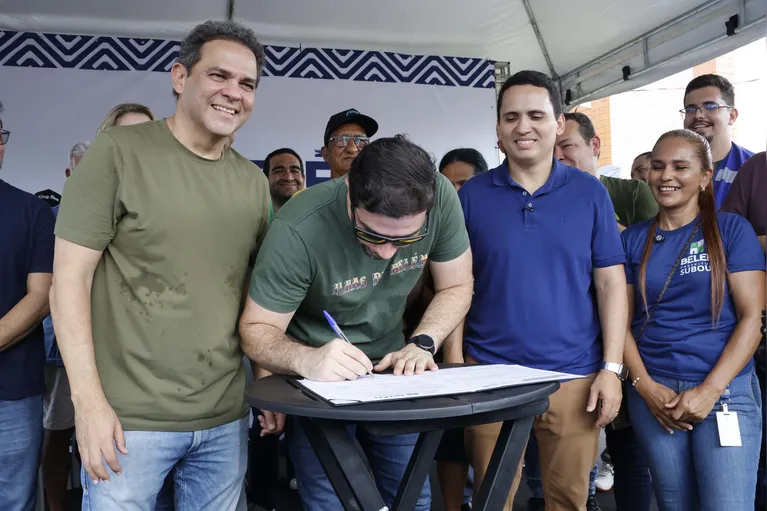 Belém, Pará, Brasil. Cidade. O Prefeito de Belém, Igor Normando, assina a Ordem de Serviço que marca o início imediato das obras do Viva Bairro para pavimentar com bloquetes a Avenida Magalhães Barata, principal via da ilha de Cotijuba. 15/05/2026. Foto: Irene Almeida/Diário do Pará.