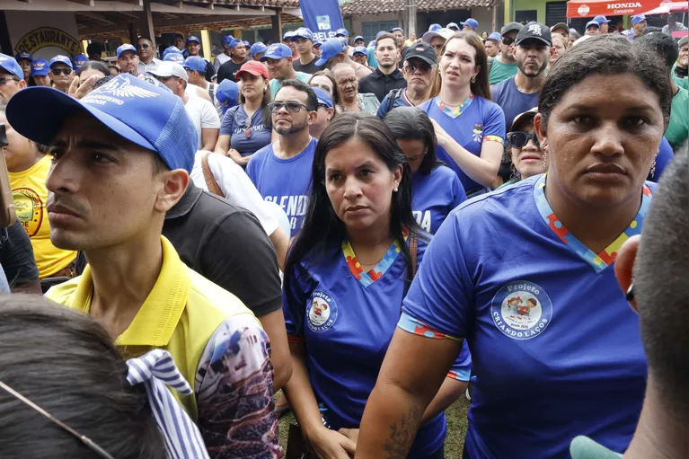 Moradores da ilha acompanharam o momento da assinatura do documento.