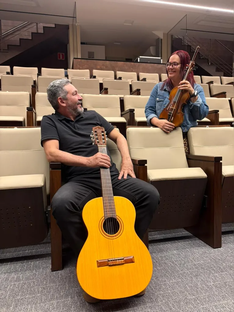 Duo Som de Mirití, formado por Rebeca Bertazo (violino) e Jesus Santos (violão)