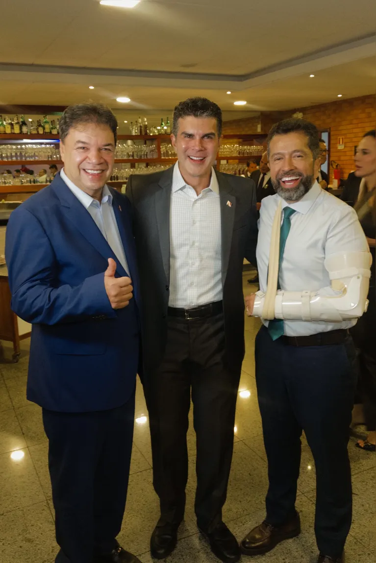 Na foto, o deputado Chicão, Helder Barbalho e o deputado federal Henderson Pinto.